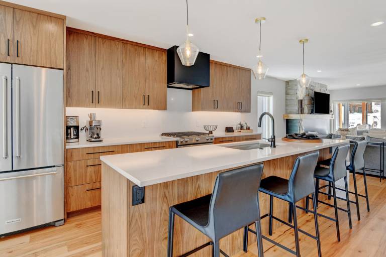 Children-friendly vacation home with patio, hot tub & barbeque | Mountain view | Perfect for remote work | Pet-friendly — photo 4