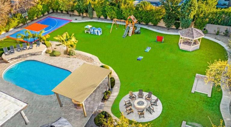 Fully equipped big vacation home with barbeque, jacuzzi & private pool | Good for workation | Pets allowed in Scottsdale, AZ