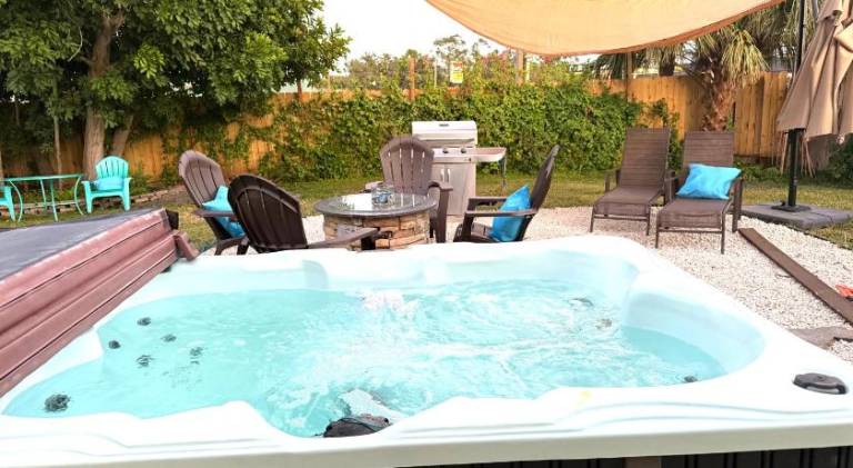 Escape near to Siesta Key with Hot Tub, BBQ, and Fire pit — photo 4
