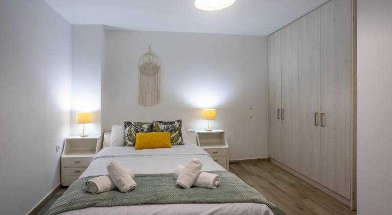Rental apartment with patio in Piraeus