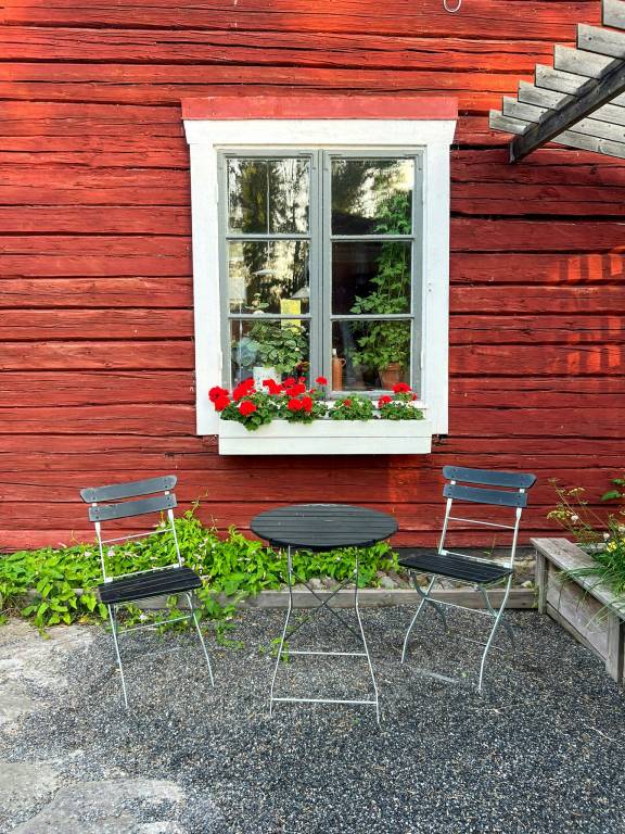 18th-century timber house by sea bay near Umeå — photo 3
