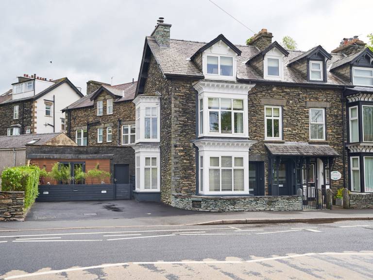 Cottage with yard in Windermere