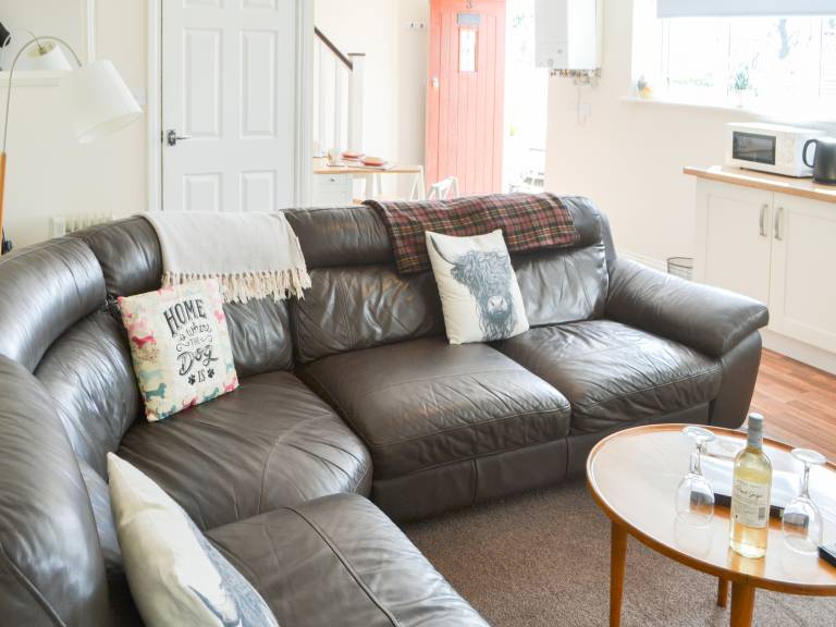 Family-friendly cottage with BBQ & yard | Pets allowed — photo 2