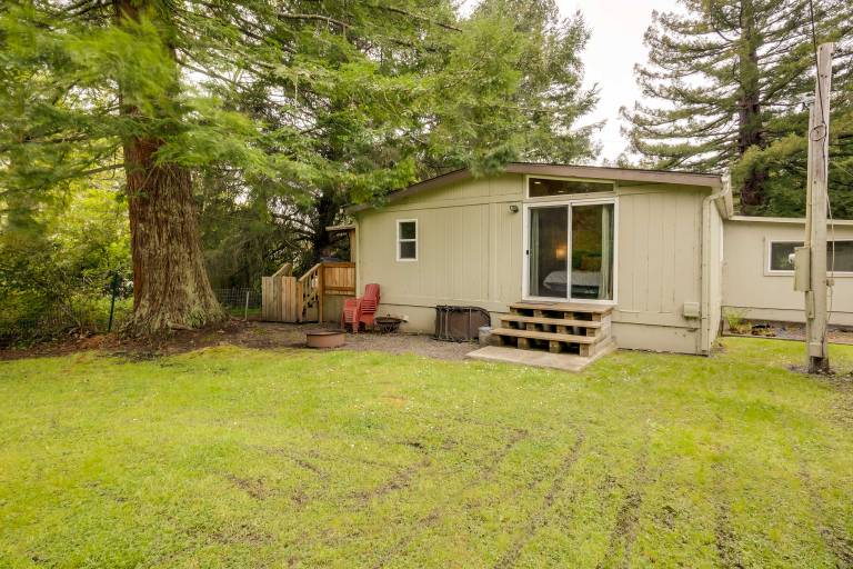 Brookings Home w/ Deck, 1/2 Mi to Harris Beach! — photo 3