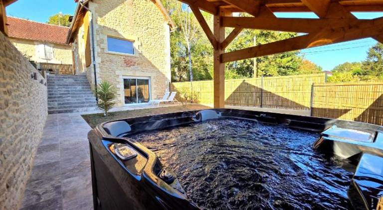 Vacation home with barbecue, hot tub & terrace in Sarlat-la-Canéda
