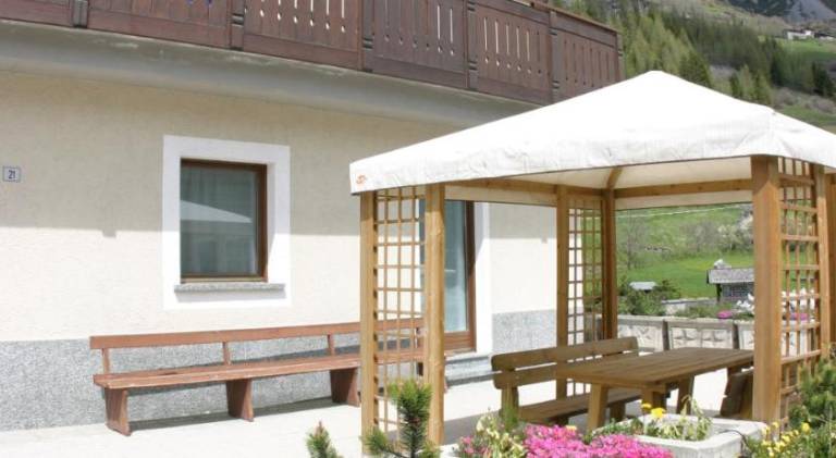 Rental apartment with BBQ, terrace & garden — photo 4