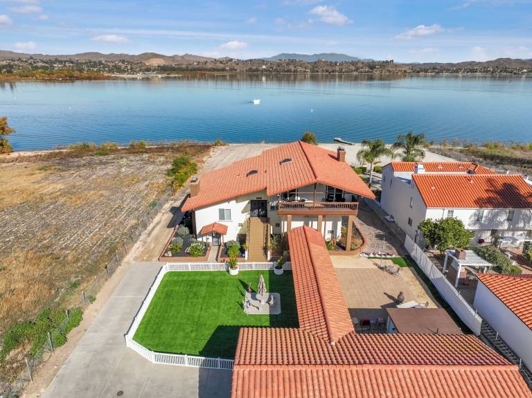 House Lake Elsinore