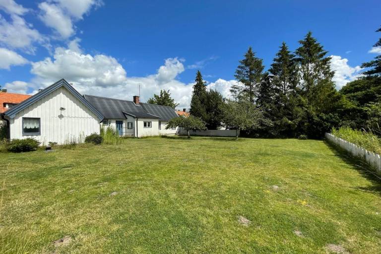 Vacation home with barbeque & yard — photo 5