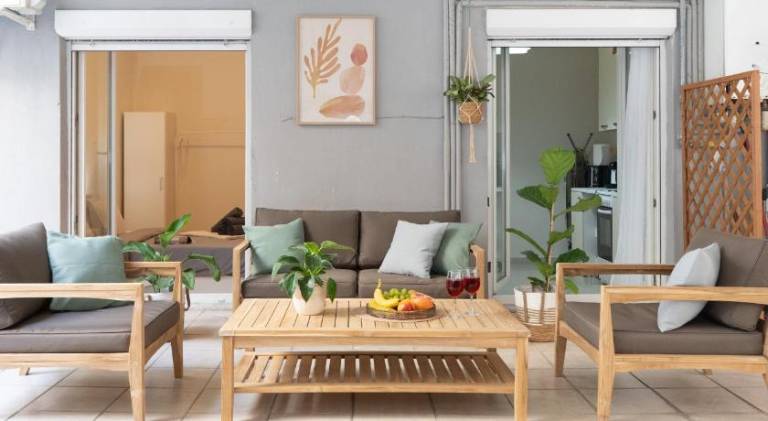 Holiday apartment with terrace | Next to Hagia Sophia | Perfect for remote work | Pet-friendly in Thessaloniki