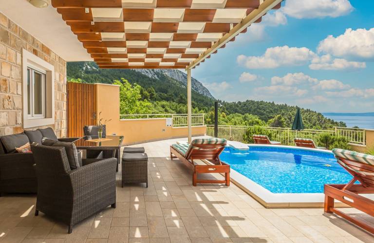 Villa with fast internet, patio & BBQ | Water view — photo 4
