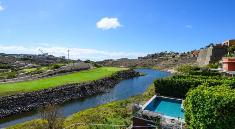 Villa with pool — photo 5