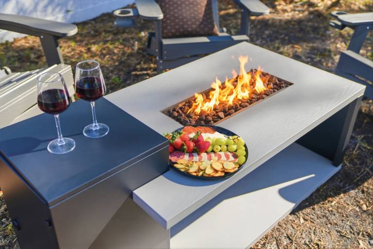 Firepit Outdoor Dining BBQ Fully Fenced Yard