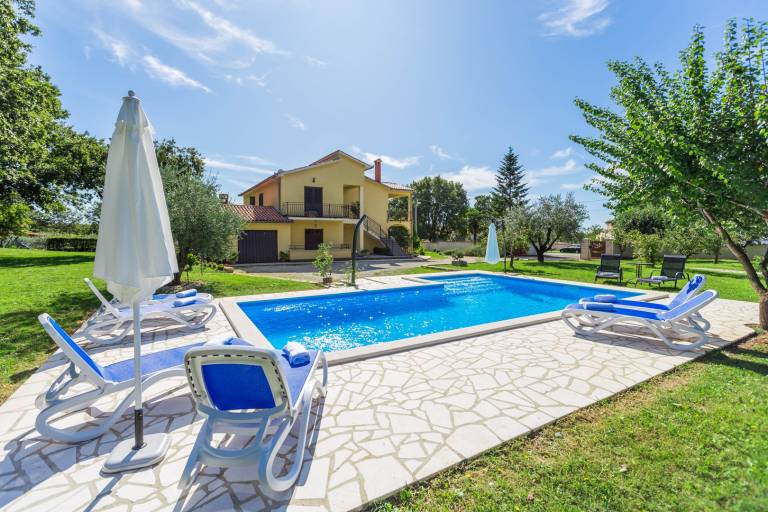 Holiday apartment with patio, yard & pool — photo 5