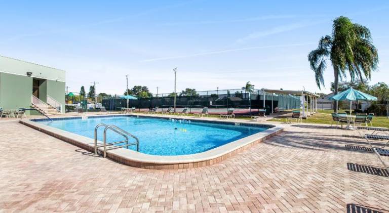 House with pool — photo 4