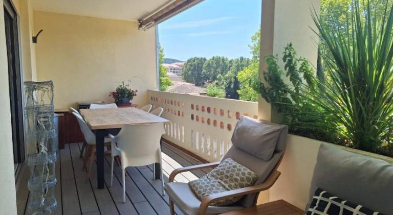 Le Rambot - appartement de charme avec grande terrasse parking centre ville - proche Bellegarde in Meyreuil