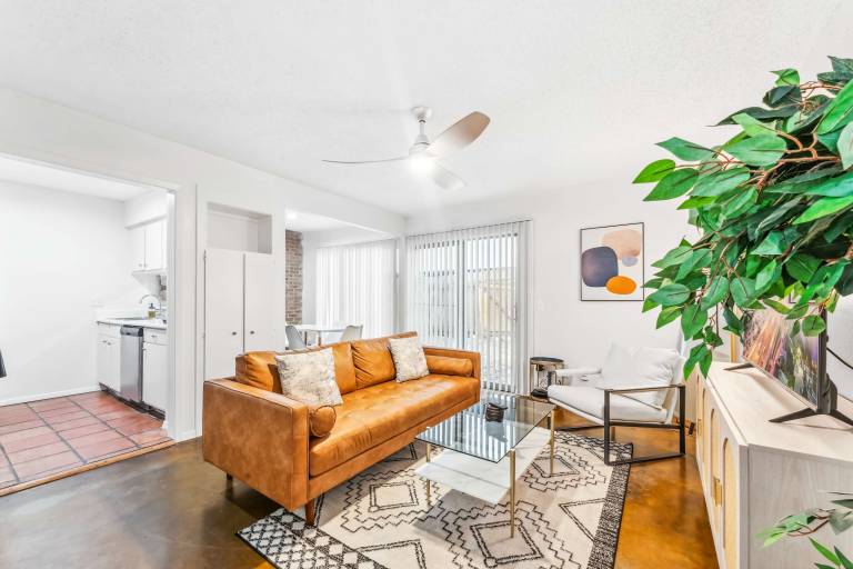 Prime SoCo cozy 1BR king suite w pool parking