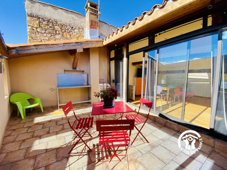 Gite with barbeque & patio — photo 2