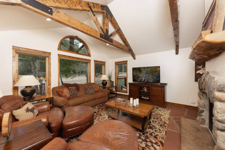 Lodge at Ski Hill: 8BR Lux Peak 8 Lodge, Theater, Hot Tub, Gym & Walk to Ski — photo 4