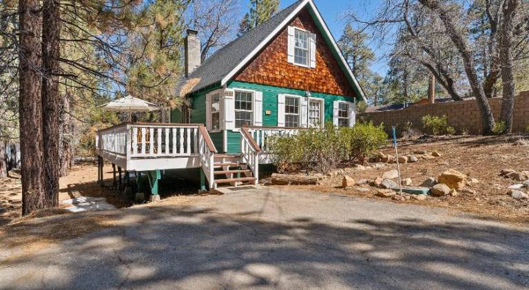 Oak Nesting - Great chalet style cabin at the end of the street with rustic stone gas log fireplace! in Big Bear Lake, CA