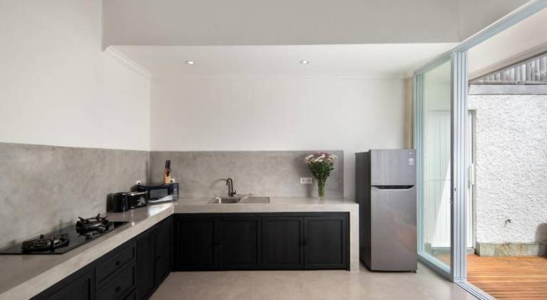 Villa with pool — photo 4