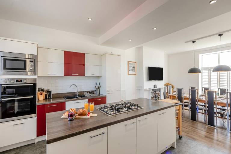 Fully equipped wonderful cottage with hot tub, garden & terrace | Water view | Pet-friendly — photo 3