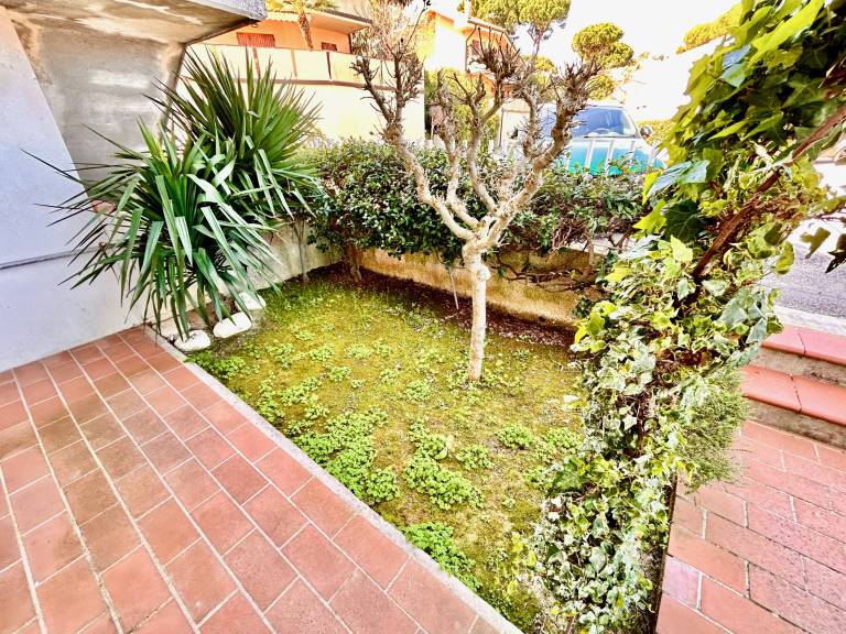 Apartment with garden & patio | Sea view — photo 4