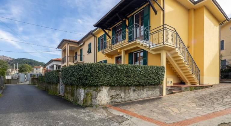 Holiday apartment with terrace in Arcola
