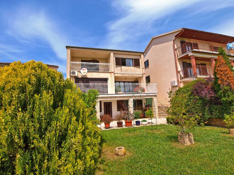 Rental apartment with patio & BBQ in Pula