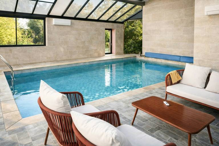 Vacation home with barbeque, patio & private pool — photo 4