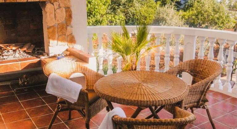 Holiday apartment with terrace, barbeque & yard — photo 2