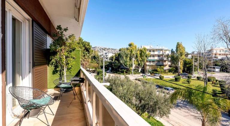 Apartment with patio in Glyfada