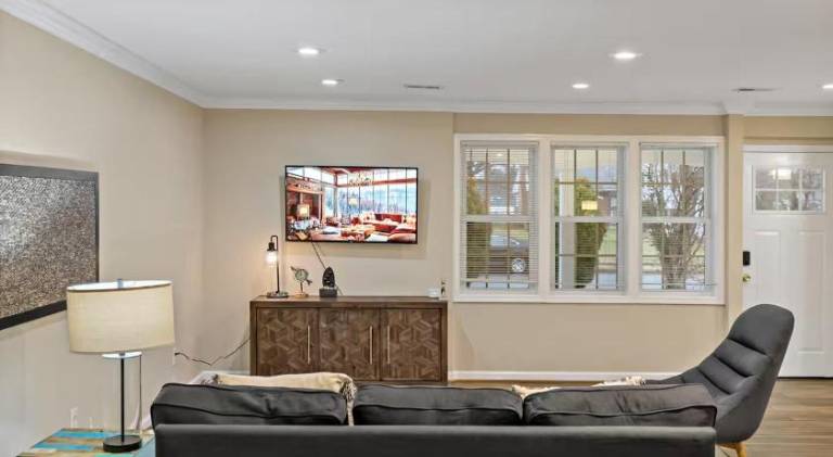 Serviced apartment with yard — photo 4