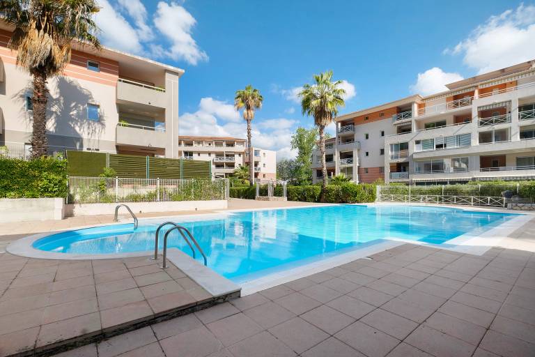 Studio with terrace & pool | Pet-friendly in Biot