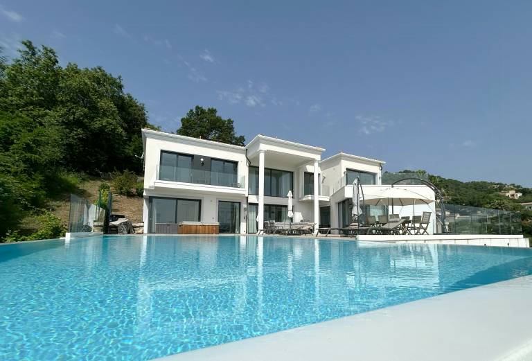 Child-friendly house with BBQ, yard & private pool | Sea view | Good for workation | Pet-friendly in Grasse