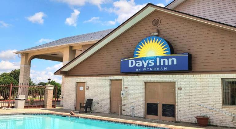 Days Inn by Wyndham Navasota — photo 2