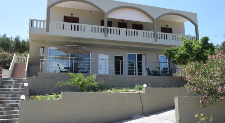 Apartment with terrace & yard in Kissamos