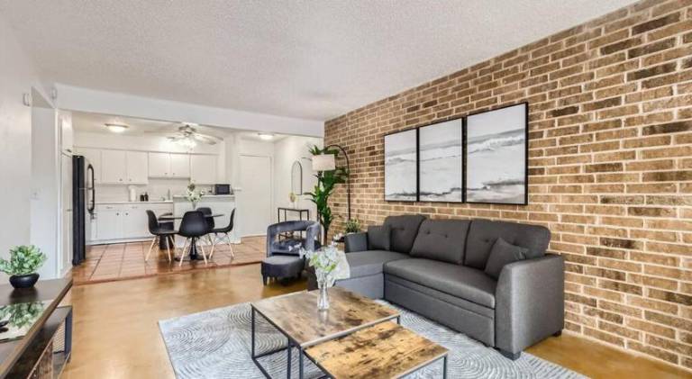 Apartment with pool in Austin, TX