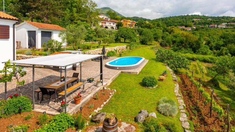 Villa with pool, barbeque & yard — photo 2