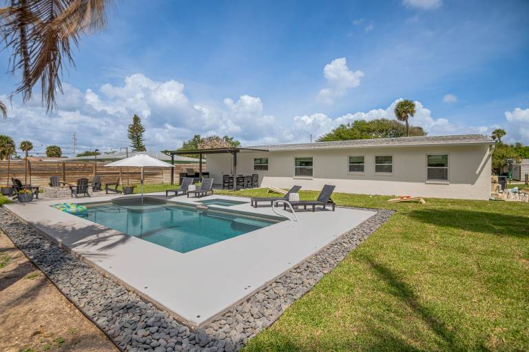 Pool & Spa 2 Blocks to Beach Cocoa Beach Retreat