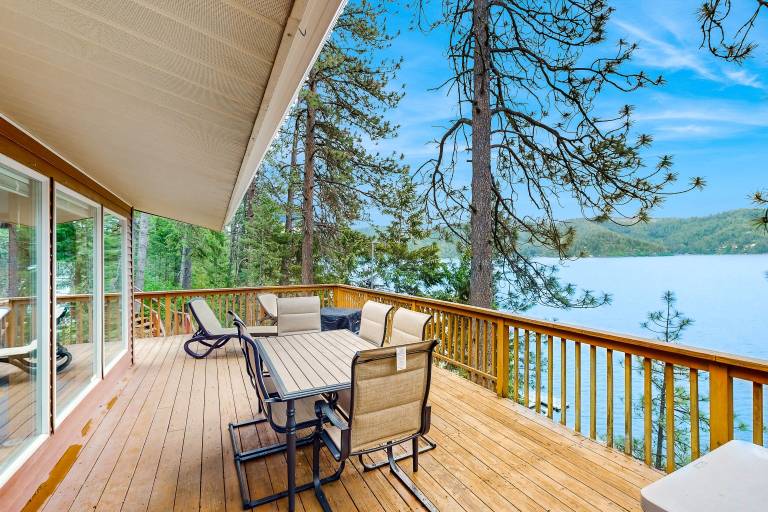 House  Loon Lake