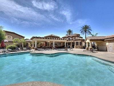 Family-oriented condo with barbeque, garden & heated pool | Mountain view | Pet-friendly — photo 2