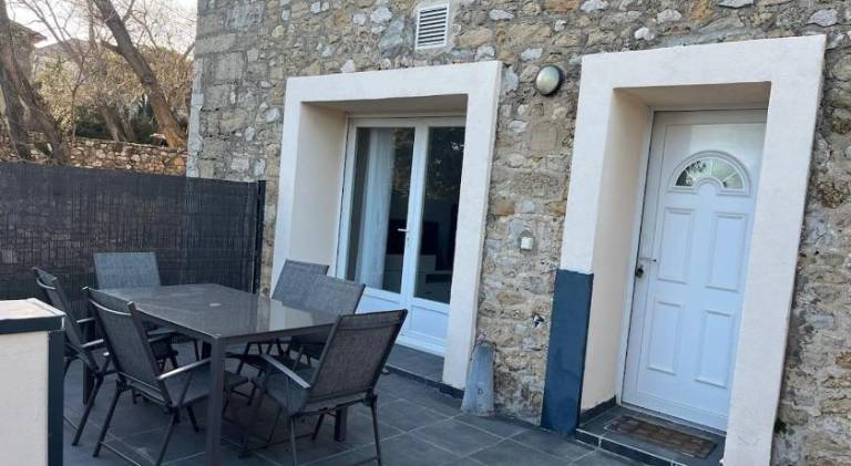 Rental apartment with terrace & yard — photo 3