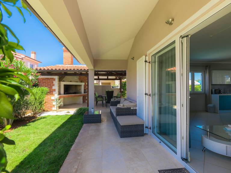 Fully equipped beautiful vacation home with patio, private pool & garden | Pet-friendly — photo 5