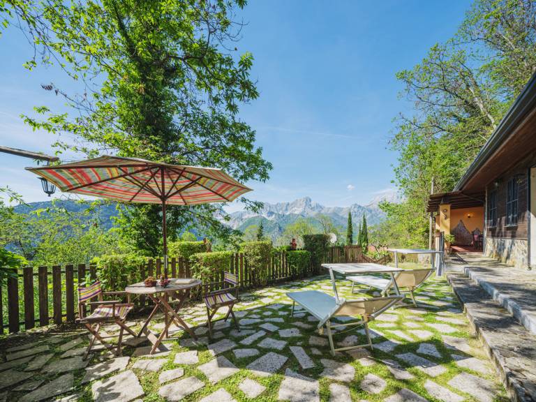 House with garden, BBQ & patio | Mountain view — photo 2