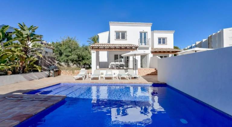 Villa with pool — photo 4