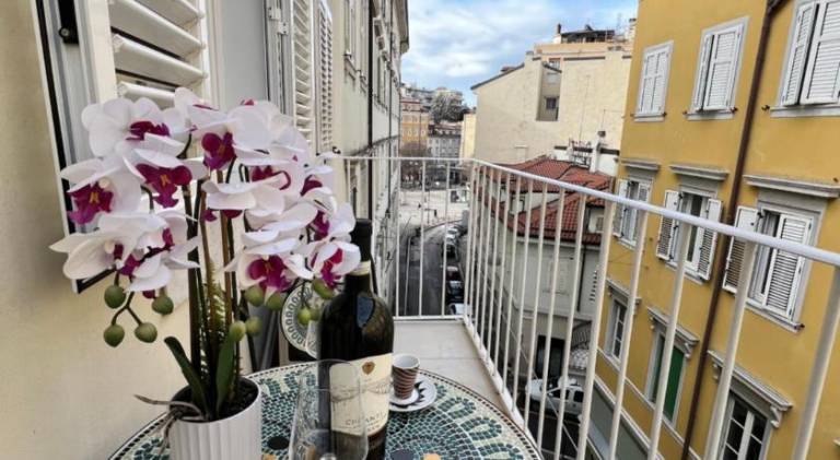 Rental apartment with patio — photo 5