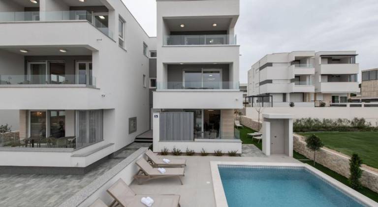 Holiday apartment with pool & patio — photo 5