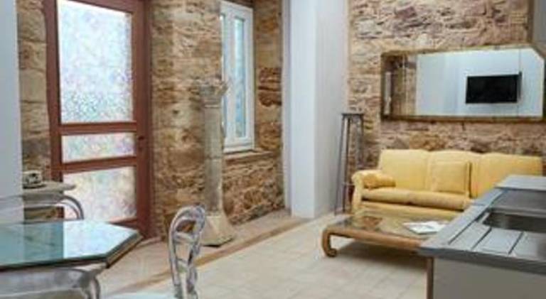 Rental apartment with terrace, garden & pool in Chios