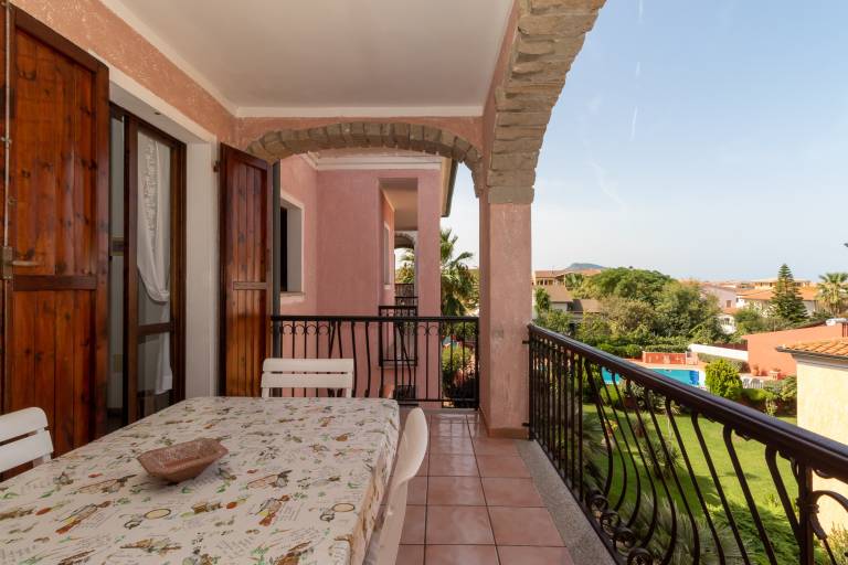 Holiday apartment with patio | Garden view — photo 3