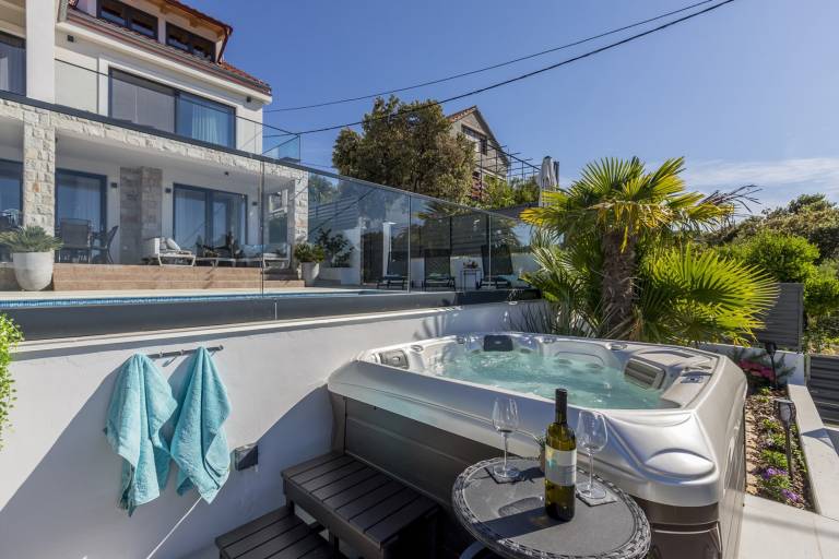 Family-friendly nice villa with yard, hot tub & private pool | Sea view | Pet-friendly — photo 4